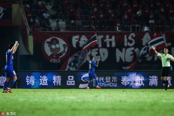jjb官网- 里昂德比现争议判罚，VAR介入改写比分引爆舆论  